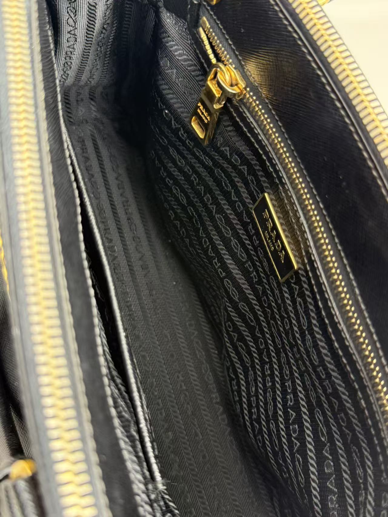 Prada Galleria black PM