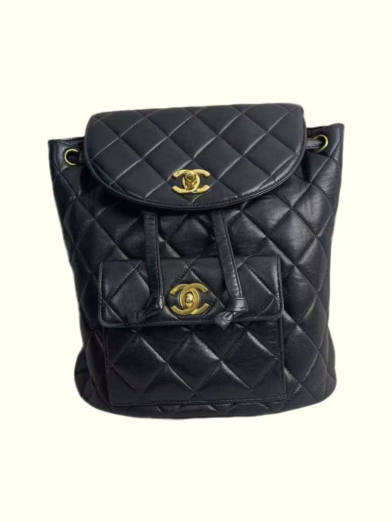 Chanel 黑色绗缝皮革复古 Duma 背包