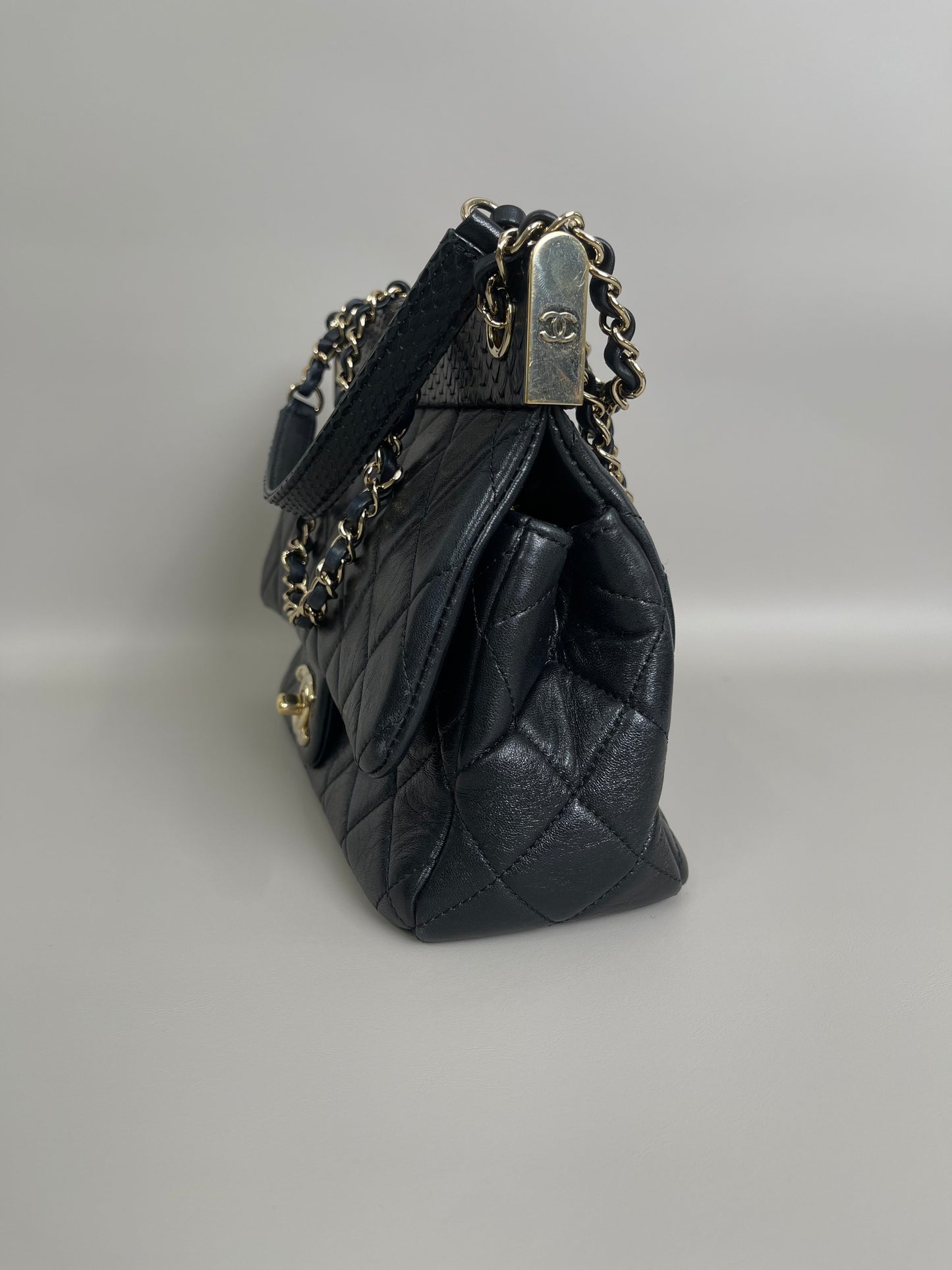 Borsa Chanel in pelle di agnello nera con montatura in pelle di serpente e patta singola media classica