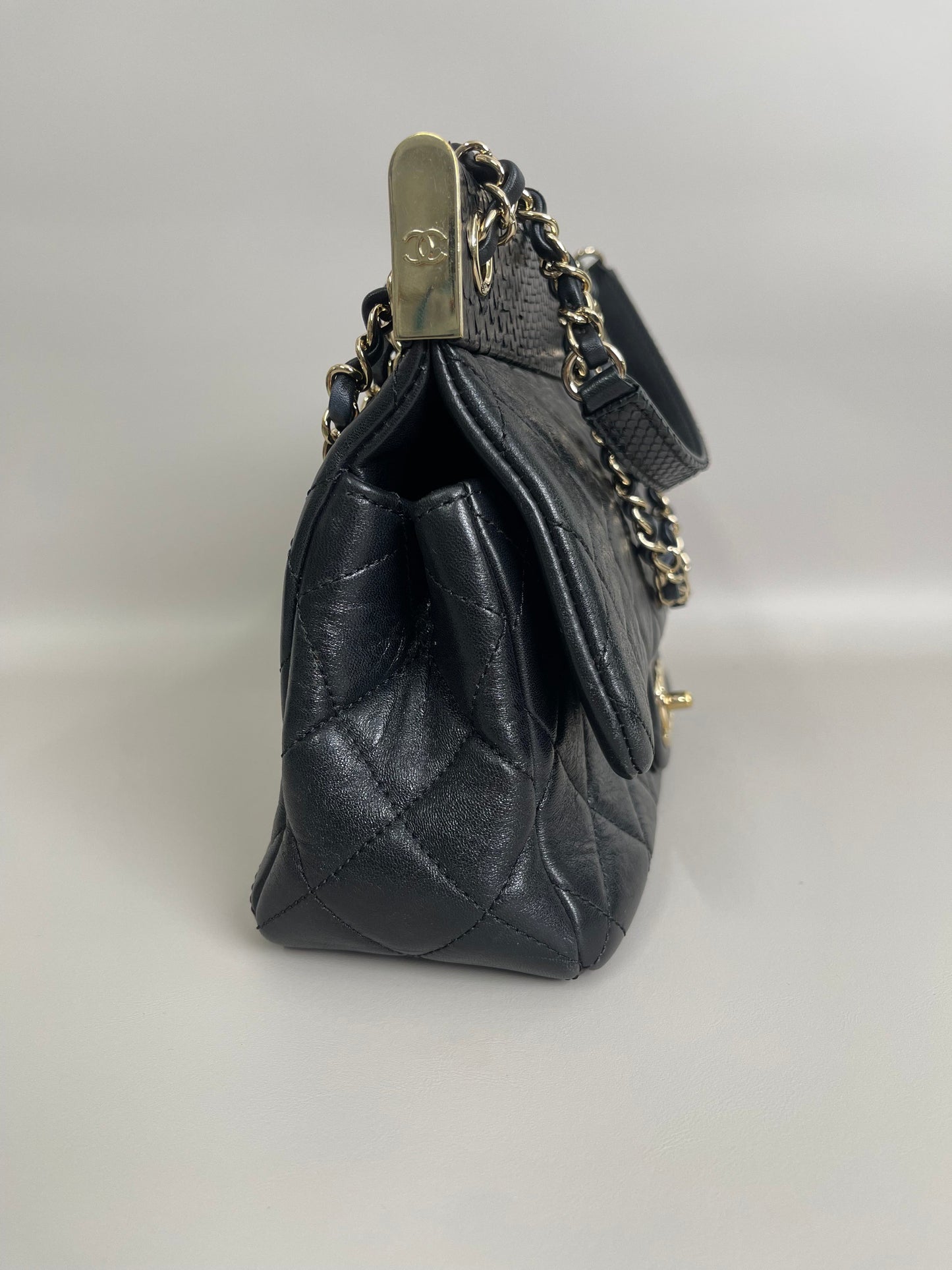 Borsa Chanel in pelle di agnello nera con montatura in pelle di serpente e patta singola media classica