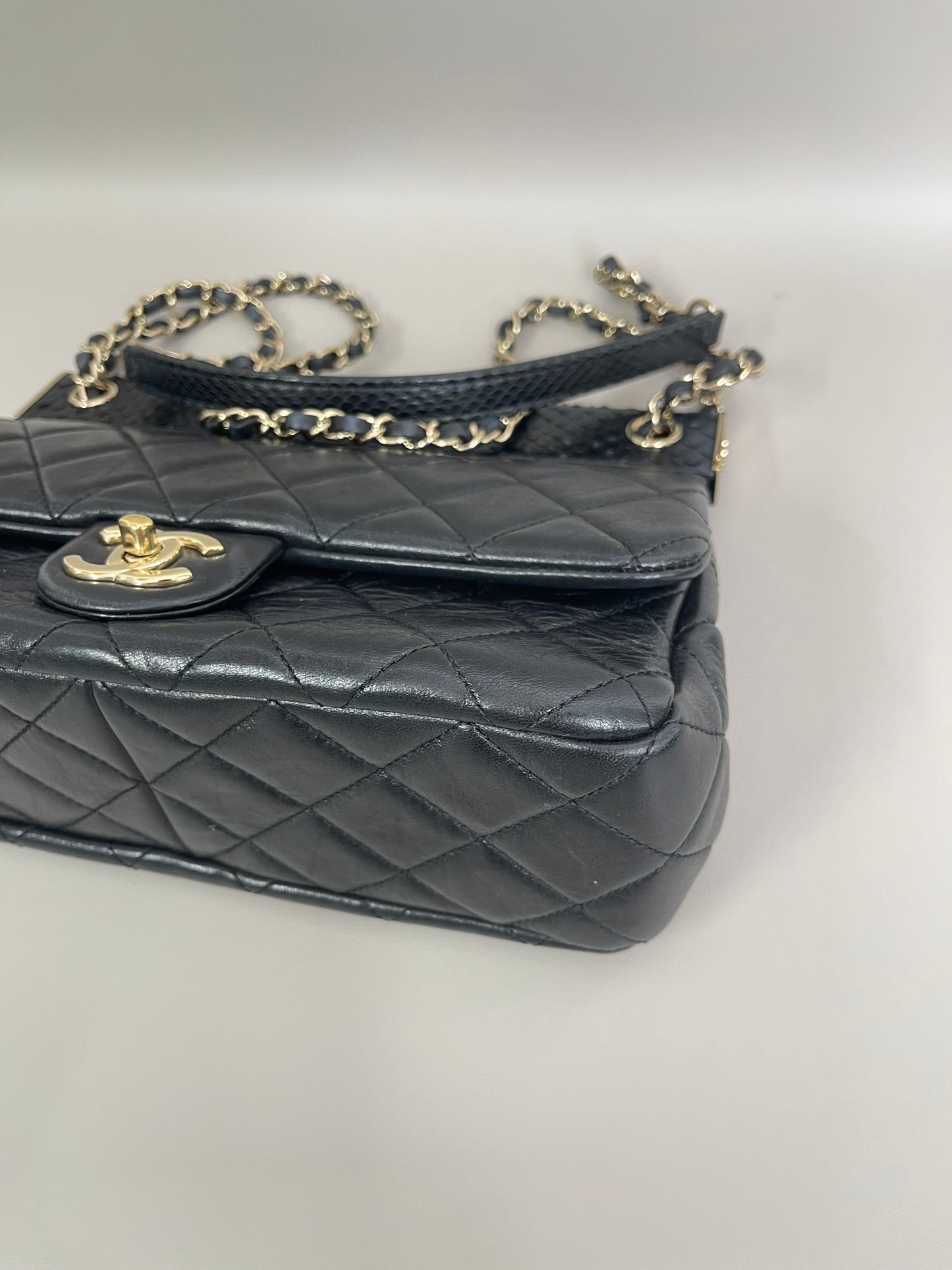 Borsa Chanel in pelle di agnello nera con montatura in pelle di serpente e patta singola media classica