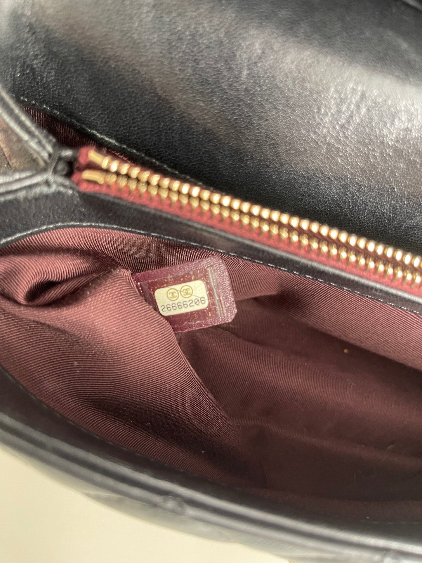 Borsa Chanel in pelle di agnello nera con montatura in pelle di serpente e patta singola media classica