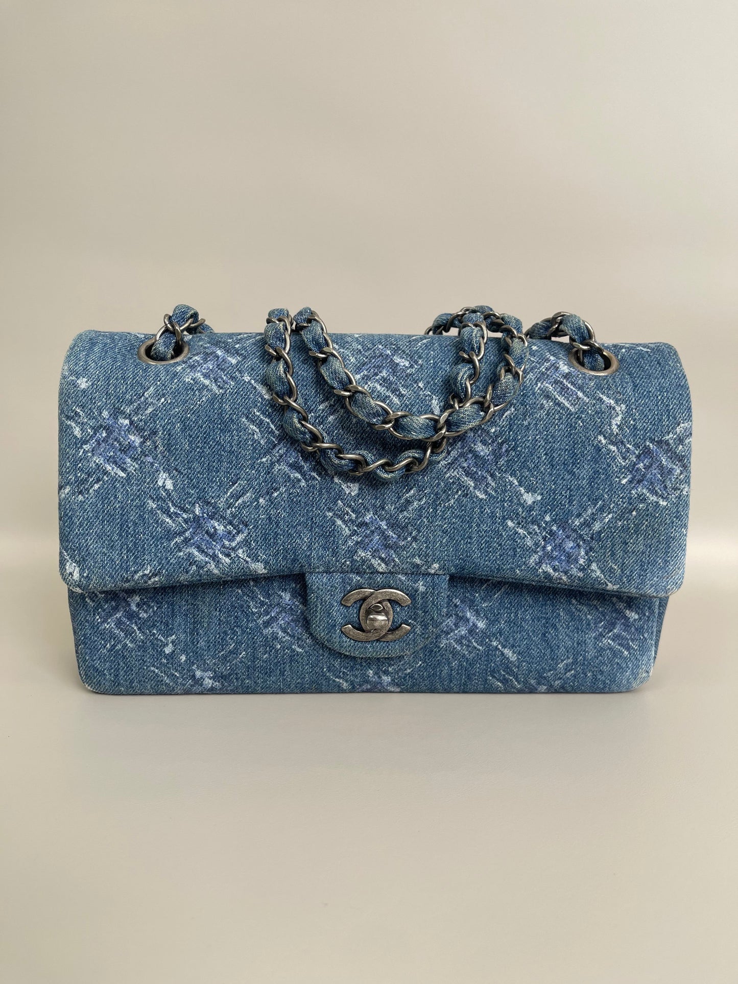 Sac à rabat classique en jean Chanel 25