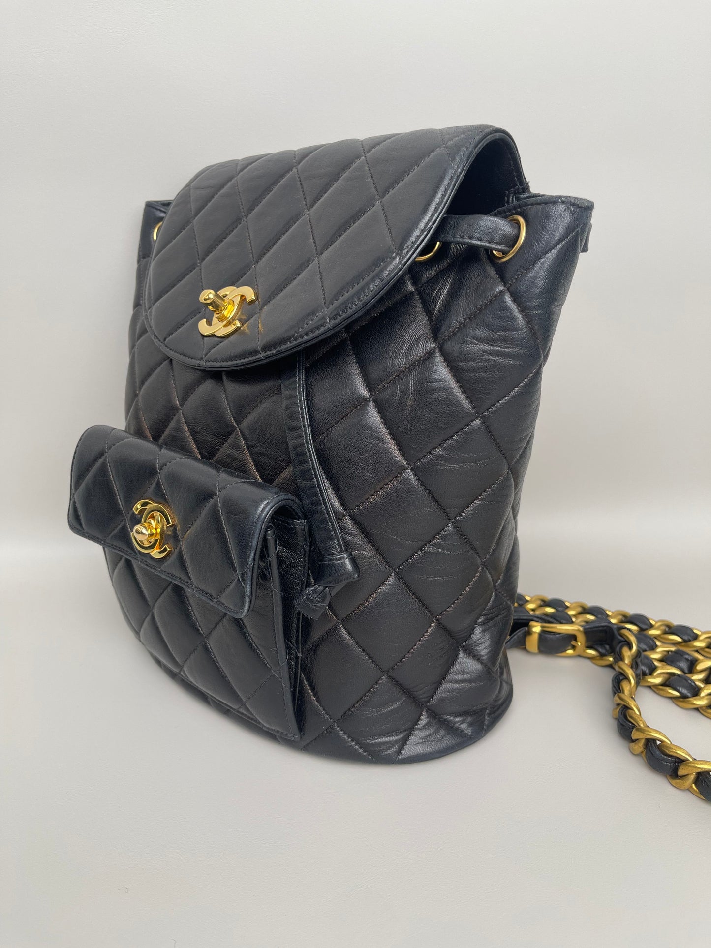 Mochila Chanel Duma Vintage de Couro Preto Acolchoado