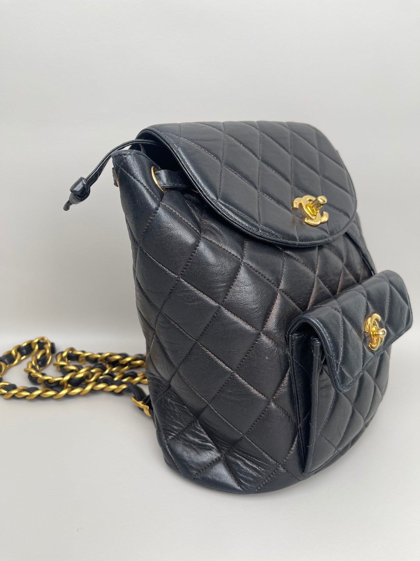 Mochila Chanel Duma Vintage de Couro Preto Acolchoado