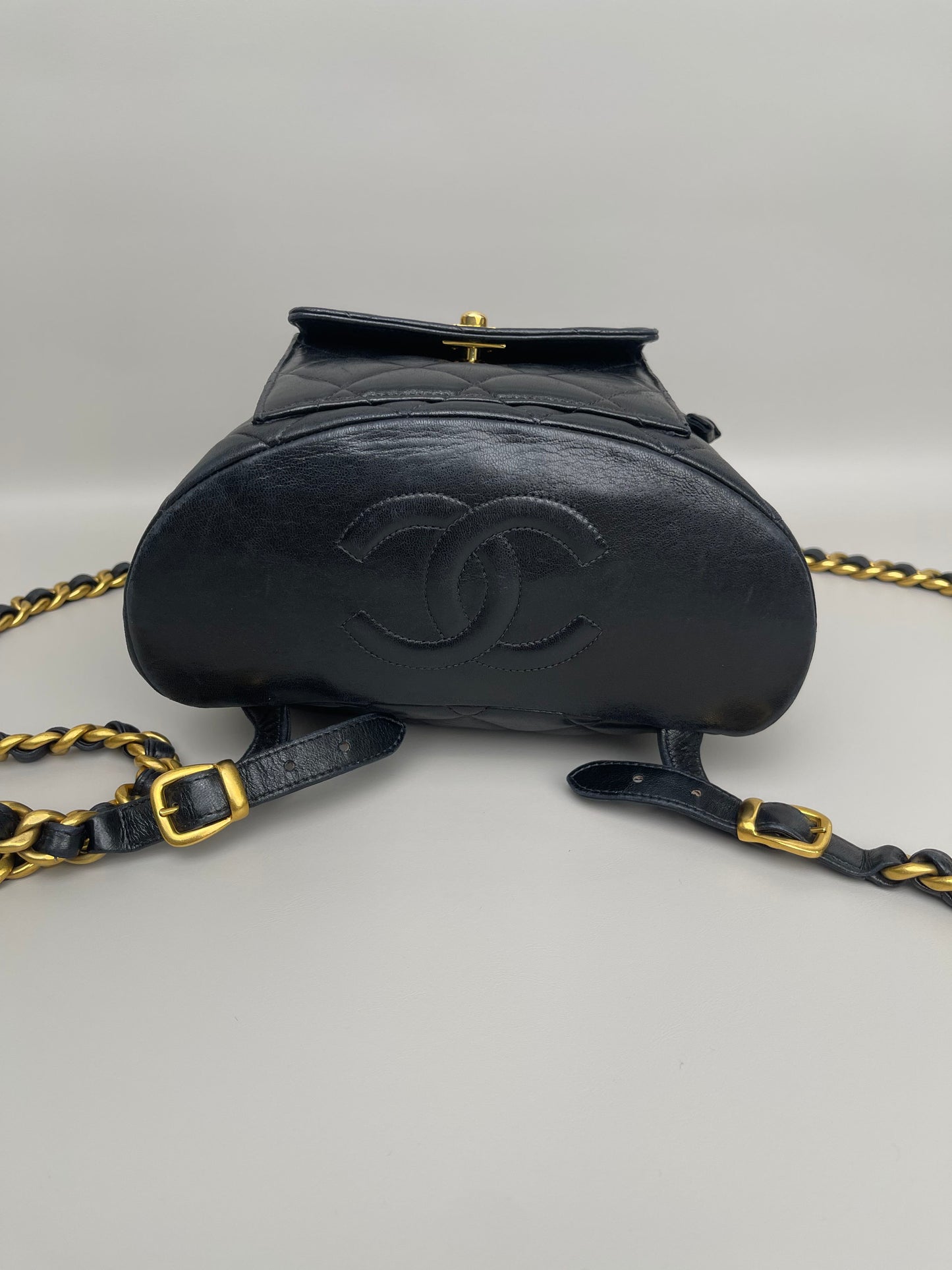 Mochila Chanel Duma Vintage de Couro Preto Acolchoado