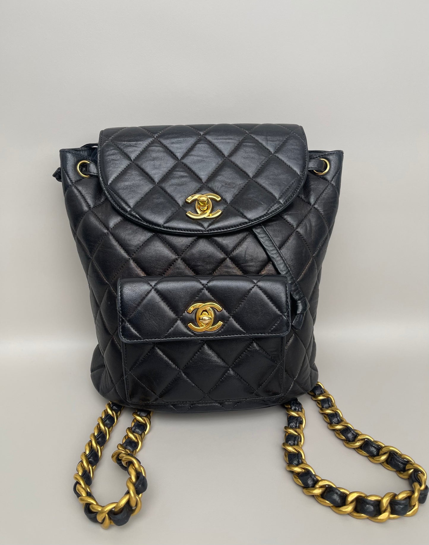 Mochila Chanel Duma Vintage de Couro Preto Acolchoado