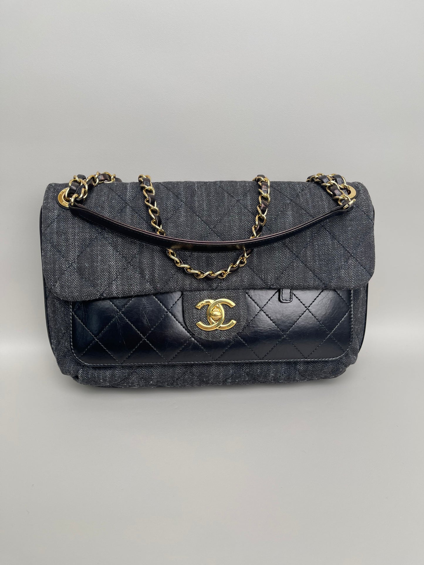 Bolsa Chanel com aba frontal e bolso, jeans acolchoado com couro de bezerro, tamanho médio