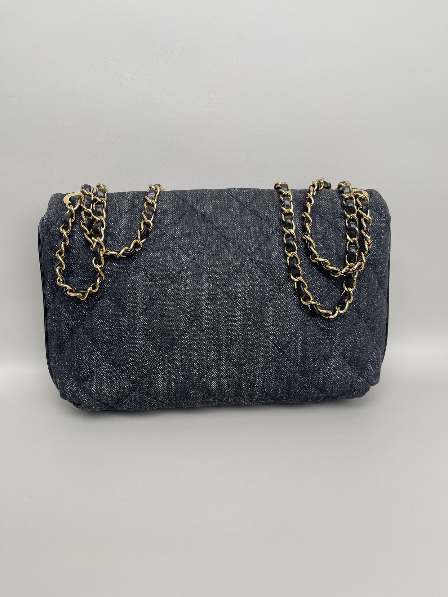 Bolsa Chanel com aba frontal e bolso, jeans acolchoado com couro de bezerro, tamanho médio