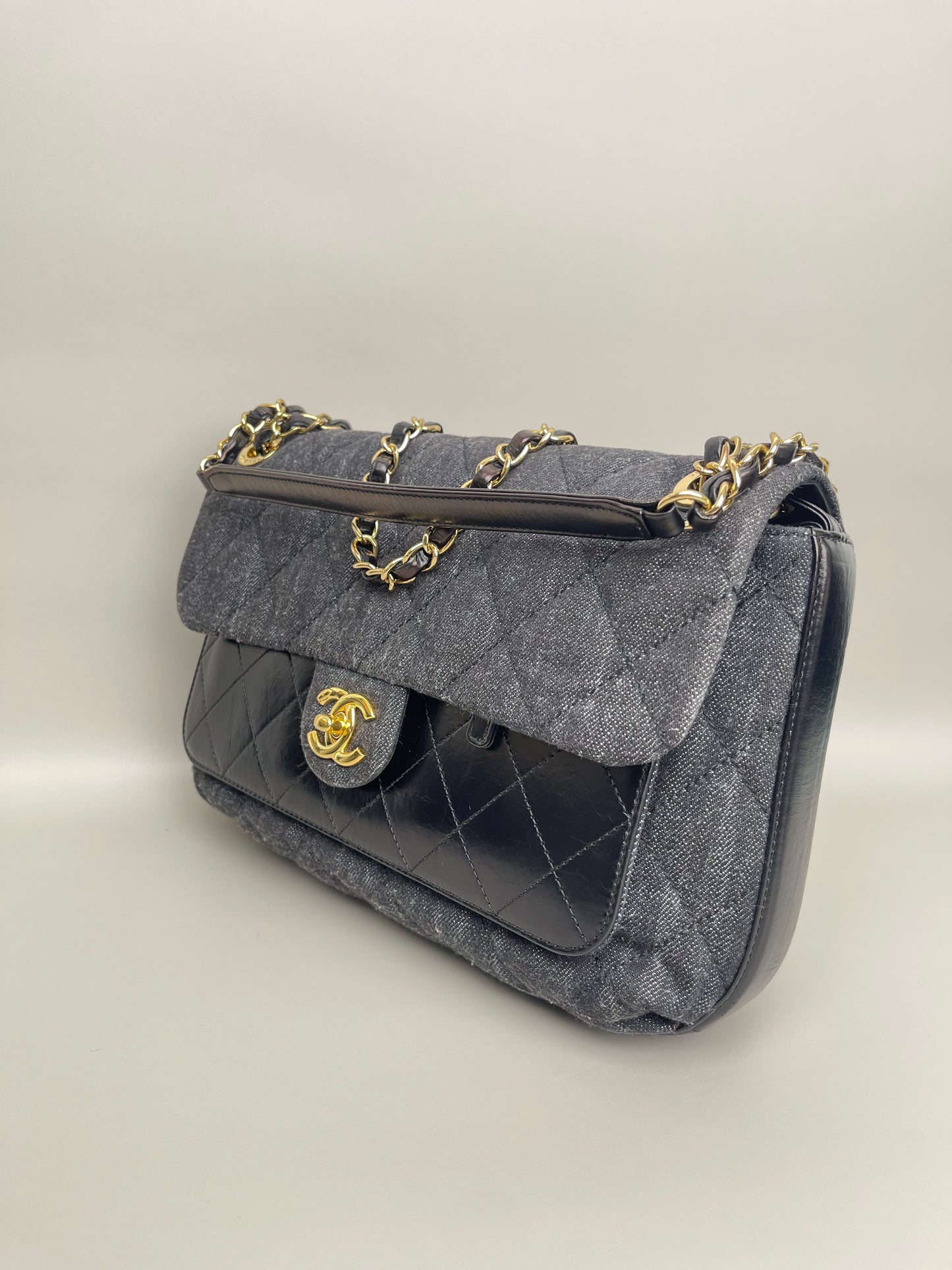 Sac à rabat avec poche frontale Chanel en denim matelassé et cuir de veau de taille moyenne