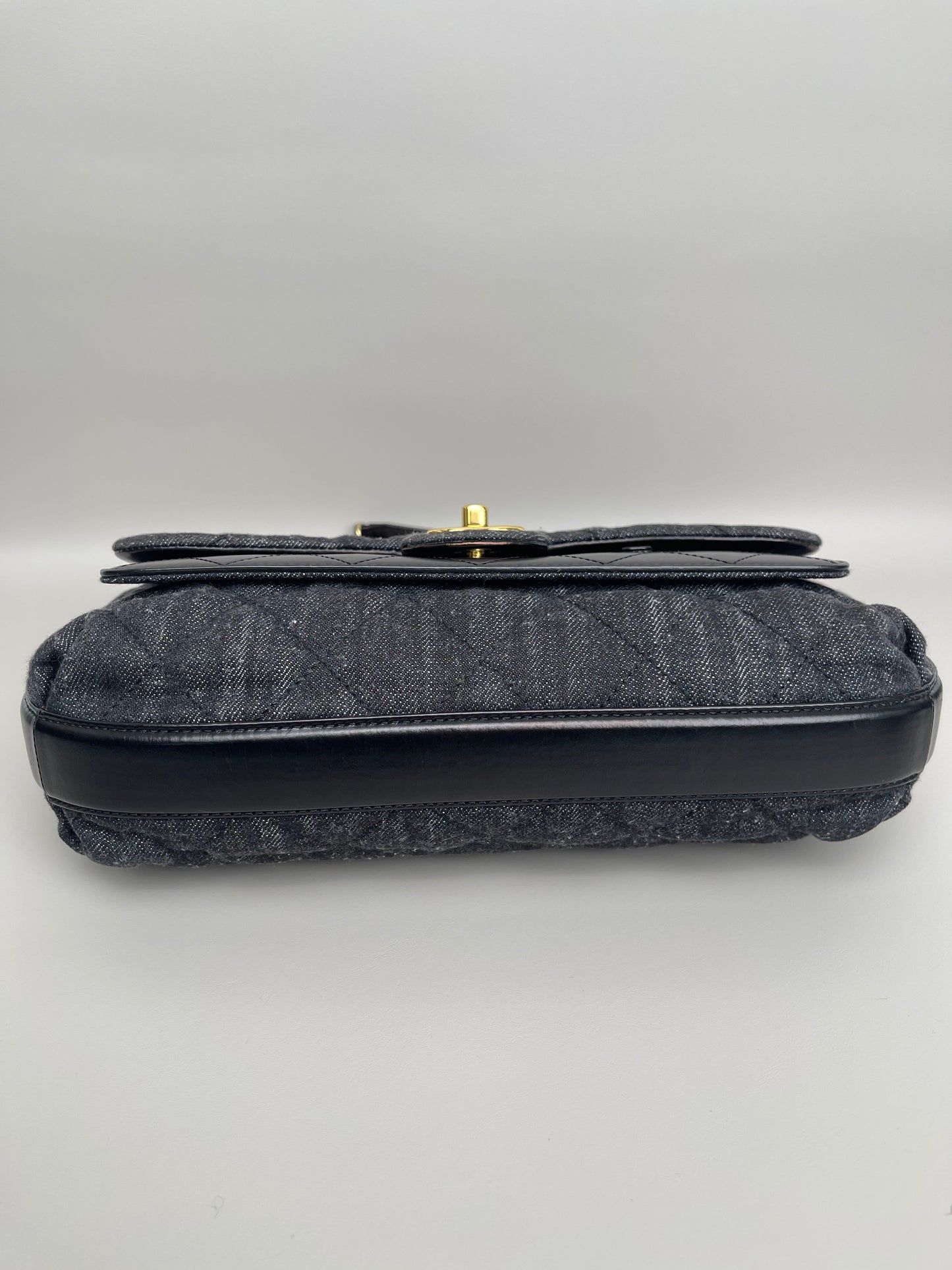 Bolsa Chanel com aba frontal e bolso, jeans acolchoado com couro de bezerro, tamanho médio