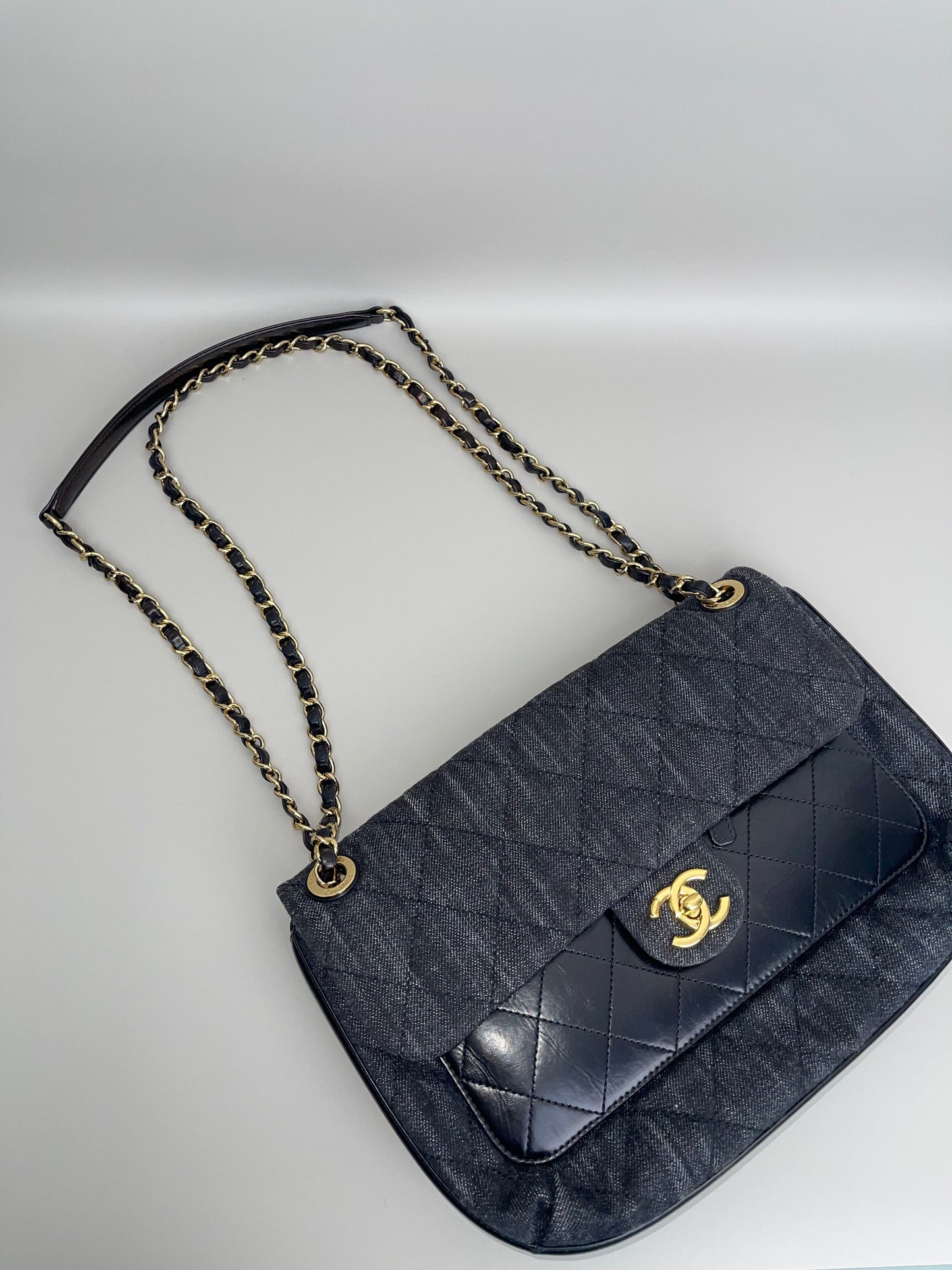 Bolsa Chanel com aba frontal e bolso, jeans acolchoado com couro de bezerro, tamanho médio